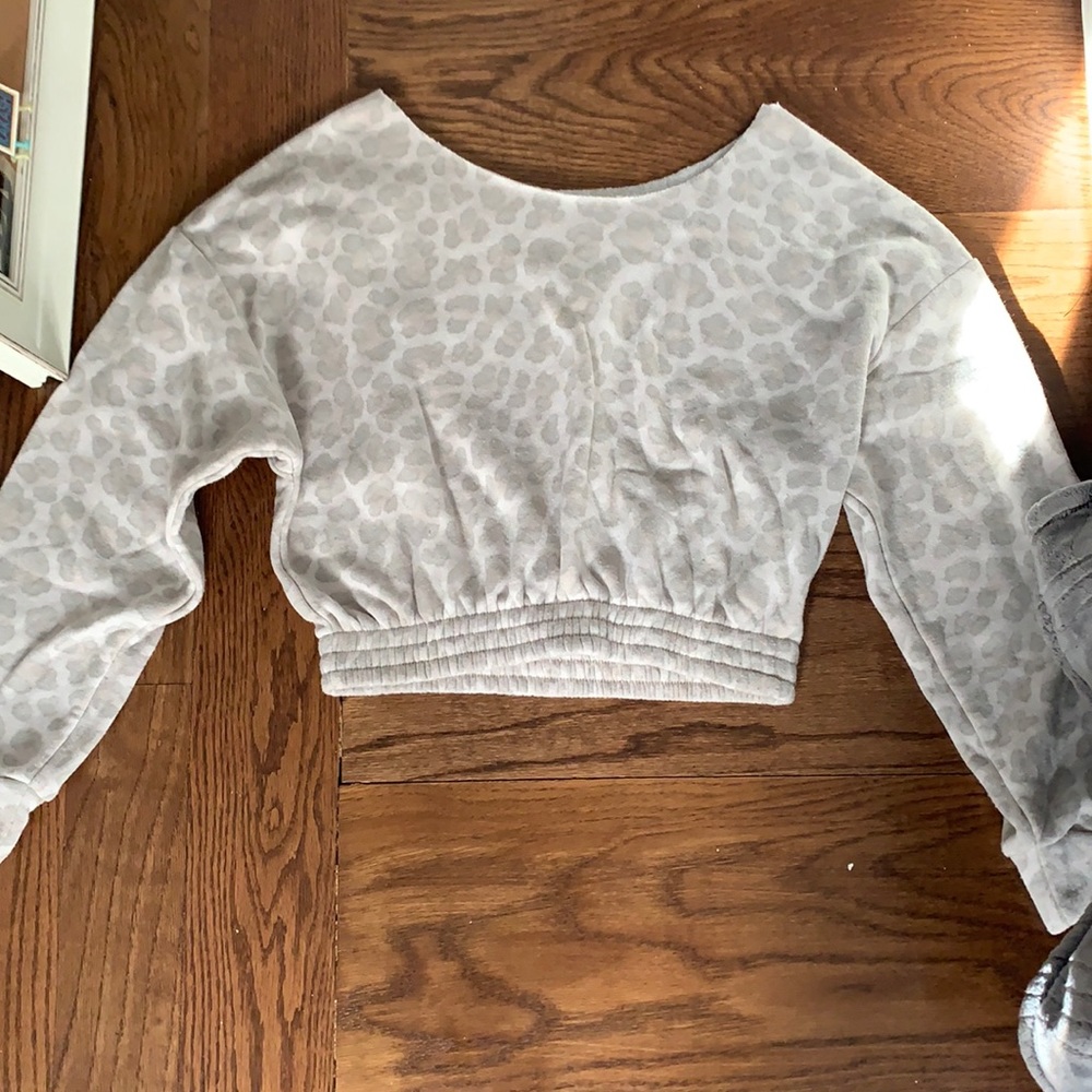 Cropped leopard print crewneck sweatshirt